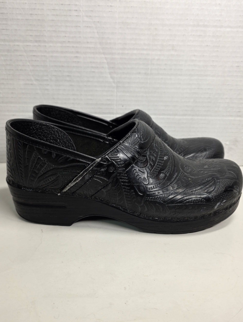 Dansko Black Tooled Clog Shoes Sz 40 TLC